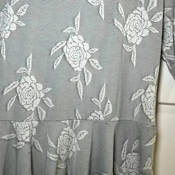 Lularoe Grey A Line Rose Women’s Dress Size XL White Roses Flare Midi - Picture 2 of 5